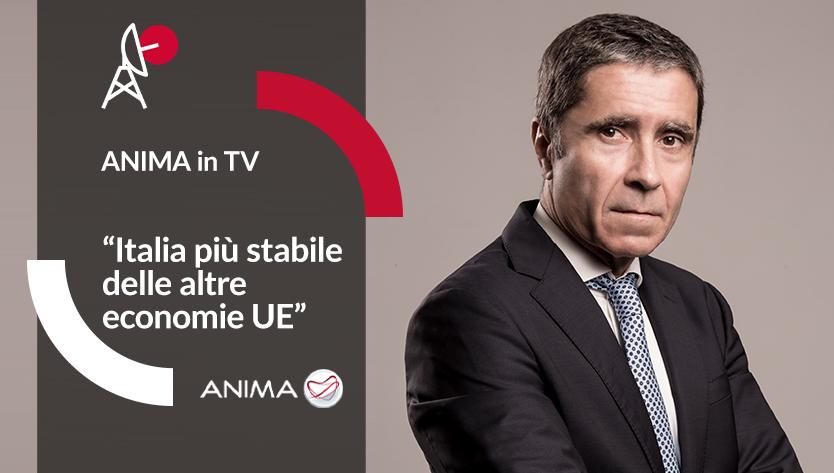 Un uomo dall'aspetto serio in giacca e cravatta è in piedi su uno sfondo grigio. La scritta recita "Italia più stabile delle altre economie UE", accanto ai loghi "ANIMA in TV".