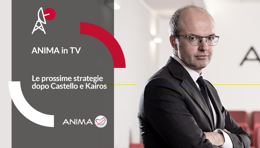 Un uomo serio in giacca e cravatta è in piedi con le braccia conserte, accanto alla scritta "ANIMA in TV: Le prossime strategie dopo Castello e Kairos", caratterizzata da una grafica rossa e bianca.
