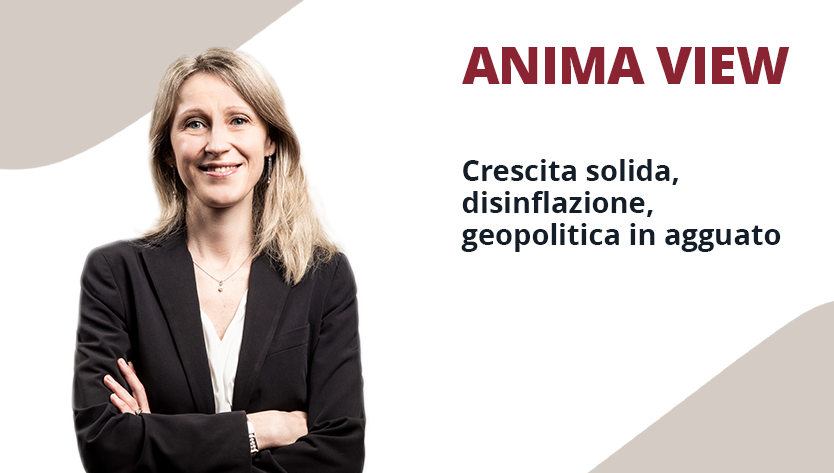 Una donna in carriera con un blazer nero e le braccia conserte accanto a un testo in italiano che parla di crescita solida, disinflazione e tensioni geopolitiche incombenti.