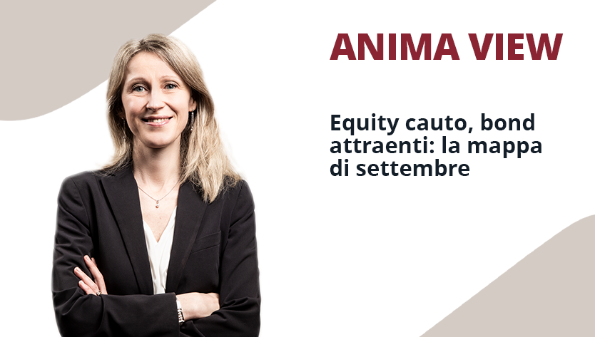 Una donna in carriera con un blazer nero e le braccia conserte accanto a un testo in italiano.