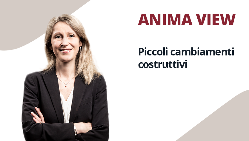 Una donna sorridente in tailleur nero incrocia con sicurezza le braccia sulla sinistra. Il testo sulla destra recita “ANIMA VIEW” e “Piccoli cambiamenti costruttivi”. Il tono è professionale.
