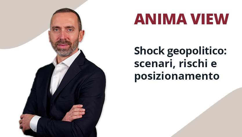 Un uomo in giacca sta in piedi con sicurezza, con le braccia incrociate, su uno sfondo bianco. Il testo recita “ANIMA VIEW”.