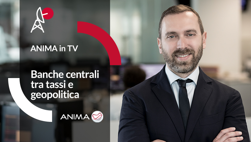 Uomo sicuro di sé in giacca e cravatta, sorridente in ufficio. Il testo recita "ANIMA in TV: Banche centrali tra tassi e geopolitica" con un logo e una grafica rosso-bianca. Tono professionale.