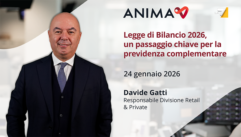 Un uomo in giacca e cravatta è in piedi sulla sinistra e sorride. Il testo sulla destra recita: “Legge di Bilancio 2026”, con una data e un nome sotto. L'atmosfera è professionale.