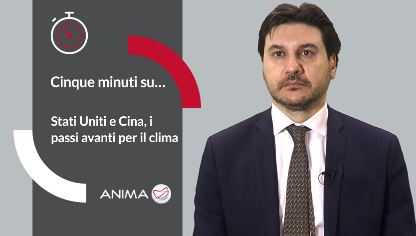 Un uomo in giacca e cravatta sembra serio accanto a un grafico sui progressi climatici di Stati Uniti e Cina. Sullo sfondo c'è il testo: "Cinque minuti su... Stati Uniti e Cina, i passi avanti per il clima" con un timer e un logo.