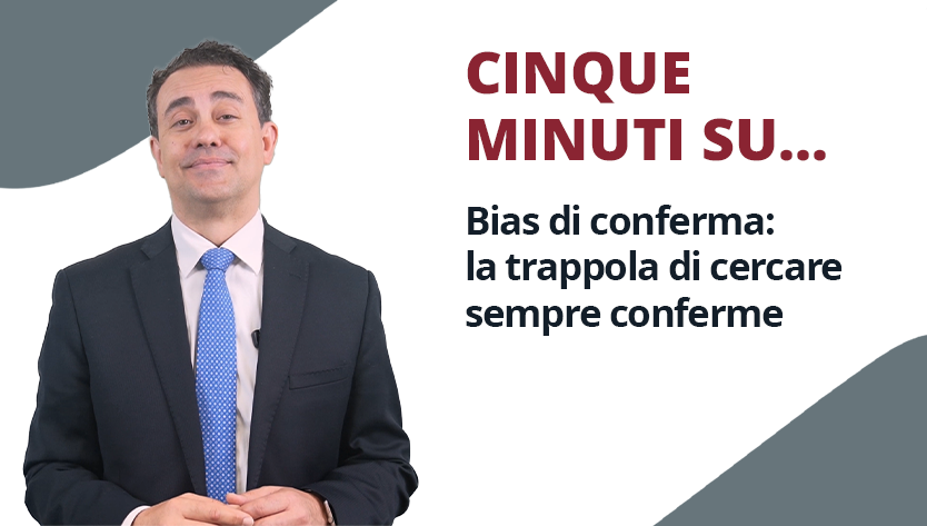 Uomo in giacca e cravatta con espressione felice in piedi accanto al testo: “CINQUE MINUTI SU... Bias di conferma: la trappola di cercare sempre conferme" su sfondo bianco e grigio.