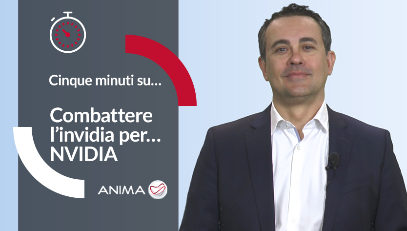 Un uomo in giacca e cravatta è in piedi su uno sfondo blu sfumato. A sinistra, il testo recita "Cinque minuti su... Combattere l’invidia per... NVIDIA" con l'icona di un cronometro.