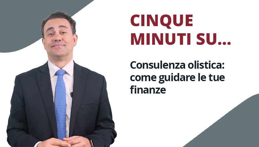 Un uomo in giacca e cravatta blu sorride con accanto la scritta “CINQUE MINUTI SU... Consulenza olistica: come guidare le tue finanze” su sfondo bianco.