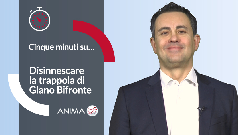 Un uomo sorridente in abito si erge su uno sfondo blu. Il testo recita "Cinque minuti su… Disinnescare la trappola di Giano Bifronte" con cronometro rosso e logo "ANIMA".