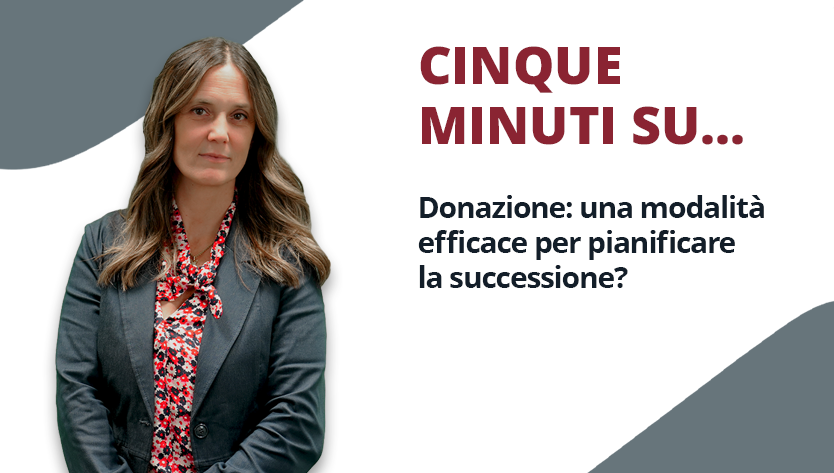 Una donna con un blazer nero e una camicetta a fiori posa con sicurezza su uno sfondo grigio e bianco. Il testo recita: “Cinque minuti su... Donazione: una modalità efficace per pianificare la successione?”