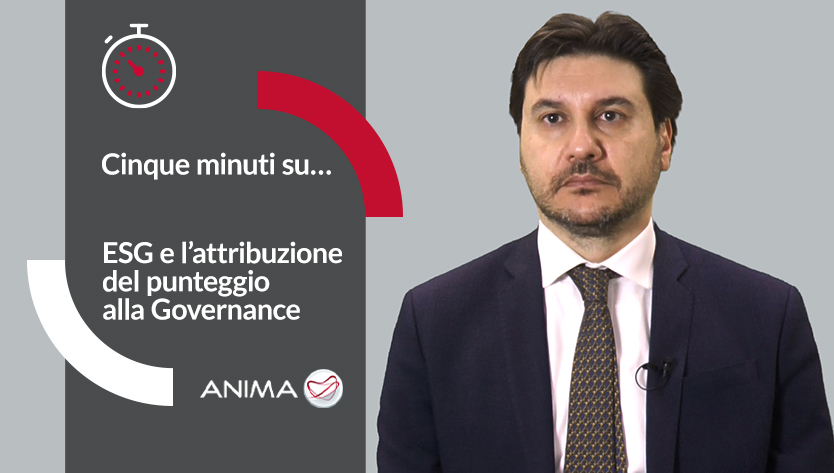 Un uomo in giacca e cravatta è sulla destra su sfondo grigio. A sinistra, il testo recita "Cinque minuti su... ESG e l’attribuzione del punteggio alla Governance" con l'icona rossa di un cronometro.