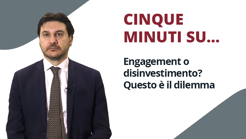 Uomo in giacca e cravatta con espressione neutra in piedi accanto al testo: “CINQUE MINUTI SU... Engagement o disinvestimento? Questo è il dilemma” su sfondo bianco e grigio.