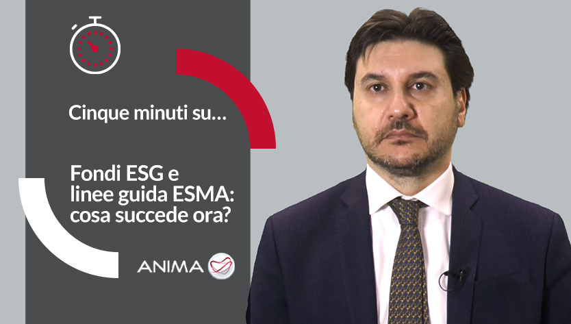 Un uomo dall'aspetto serio in giacca e cravatta è raffigurato su uno sfondo grigio. A sinistra, il testo recita "Cinque minuti su... Fondi ESG e linee guida ESMA: cosa succede ora?" con l'icona rossa di un cronometro.