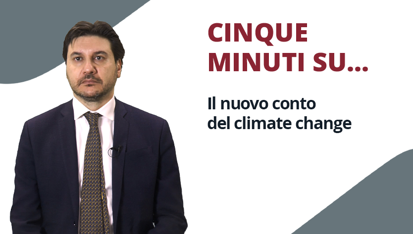 Uomo in giacca e cravatta con espressione neutra in piedi accanto al testo: “CINQUE MINUTI SU... Il nuovo conto del climate change" su sfondo bianco e grigio.