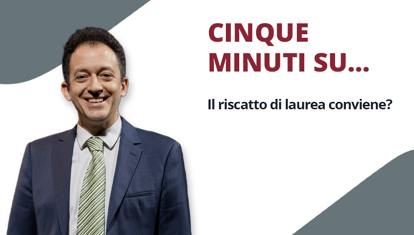 Un uomo in giacca e cravatta sorride cordialmente accanto alla scritta: «CINQUE MINUTI SU... Il riscatto di laurea conviene?». Il tono è informativo e amichevole.
