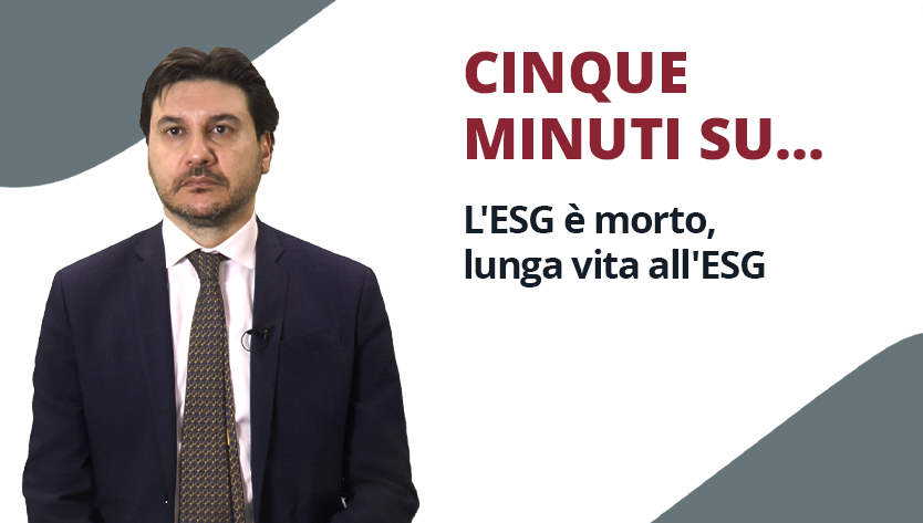 Uomo in giacca e cravatta con espressione neutra in piedi accanto al testo: “CINQUE MINUTI SU... L'ESG è morto, lunga vita all'ESG" su sfondo bianco e grigio.