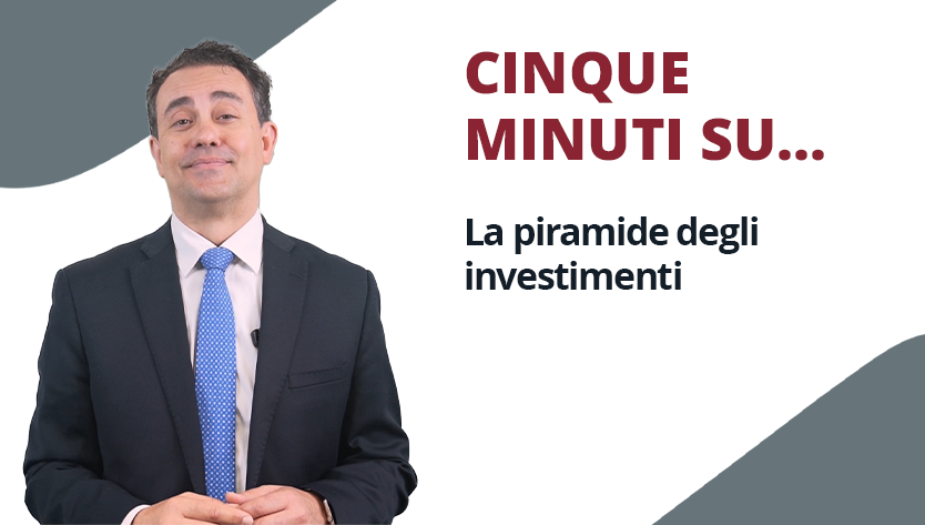 Un uomo in giacca e cravatta blu sorride con accanto la scritta “CINQUE MINUTI SU... La piramide degli investimenti” su sfondo bianco.
