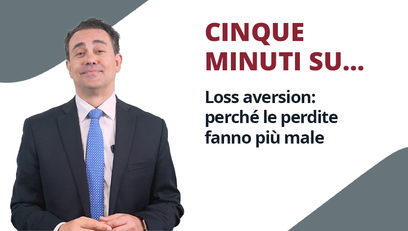 Uomo in giacca e cravatta con espressione felice in piedi accanto al testo: “CINQUE MINUTI SU... Loss aversion: perché le perdite fanno più male" su sfondo bianco e grigio.