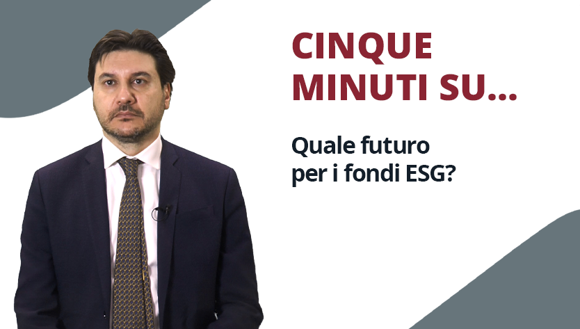 Uomo in giacca e cravatta con espressione neutra in piedi accanto al testo: “CINQUE MINUTI SU... Quale futuro per i fondi ESG?" su sfondo bianco e grigio.