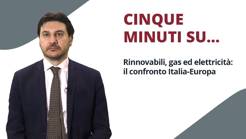 Uomo in giacca e cravatta con espressione neutra in piedi accanto al testo: “CINQUE MINUTI SU... Rinnovabili, gas ed elettricità: il confronto Italia-Europa" su sfondo bianco e grigio.