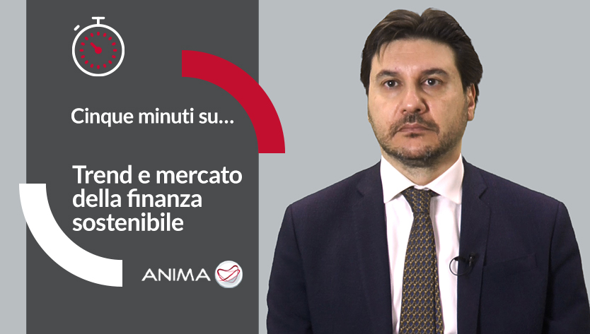 Un uomo in giacca e cravatta è seduto su uno sfondo grigio. A sinistra, il testo recita "Cinque minuti su... Trend e mercato della finanza sostenibile" con un grafico rosso e bianco.