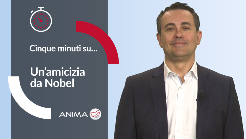 Un uomo in giacca e camicia bianca è in piedi, sorridente, su uno sfondo azzurro. Alla sua sinistra, il testo recita "Cinque minuti su... Un’amicizia da Nobel", con l'icona di un timer in alto e la scritta "ANIMA" in basso, a trasmettere un tono professionale.