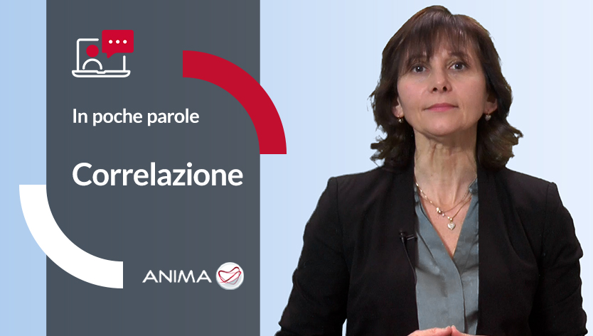 Una donna in blazer nero è in piedi con sicurezza e un'espressione neutra. A sinistra, il testo recita "In poche parole Correlazione" con un'immagine e il logo ANIMA.