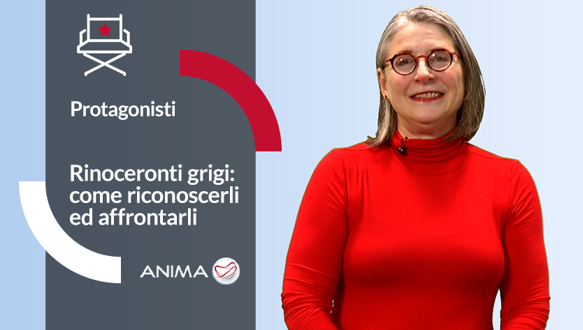 Una donna con un dolcevita rosso brillante sorride con sicurezza. Testo a sinistra: "Protagonisti, Rinoceronti grigi: come riconoscerli ed affrontarli"
