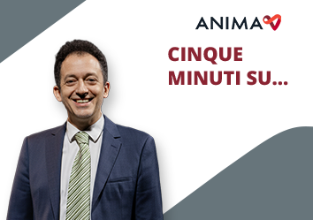 Un uomo in giacca e cravatta parla con accanto un testo che recita: "CINQUE MINUTI SU..."