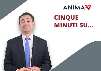 Un uomo in giacca e cravatta blu sorride con accanto la scritta “CINQUE MINUTI SU..."