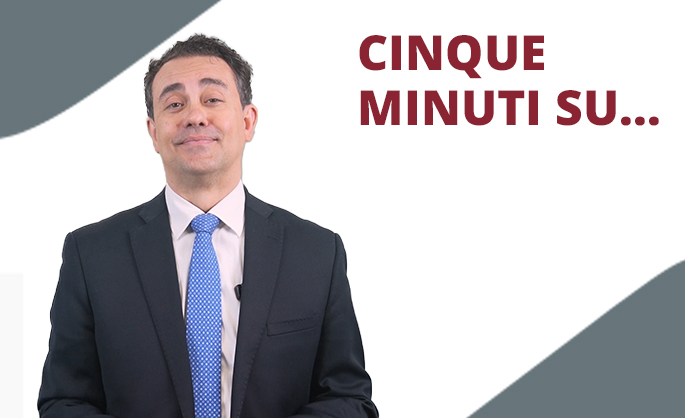 Uomo in giacca e cravatta con espressione felice in piedi accanto al testo: “CINQUE MINUTI SU..." su sfondo bianco e grigio.
