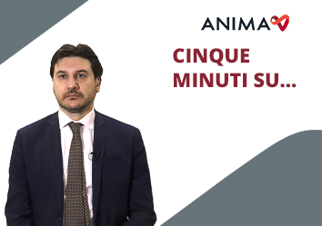 Un uomo in giacca e cravatta parla con accanto un testo che recita: "CINQUE MINUTI SU..."