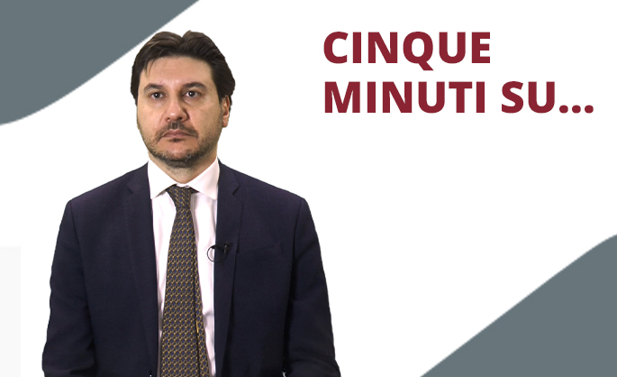 Uomo in giacca e cravatta con espressione neutra in piedi accanto al testo: “CINQUE MINUTI SU... " su sfondo bianco e grigio.
