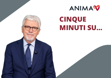 Un uomo in giacca e cravatta sorride cordialmente accanto alla scritta: "CINQUE MINUTI SU..."