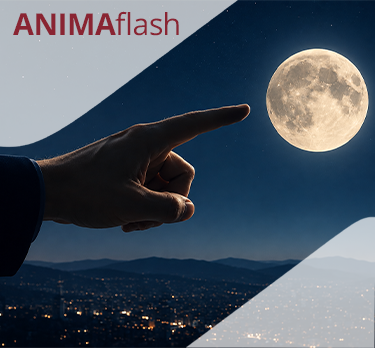 Una mano indica una luna piena e luminosa nel cielo notturno sopra un panorama urbano. L'immagine trasmette meraviglia e curiosità.