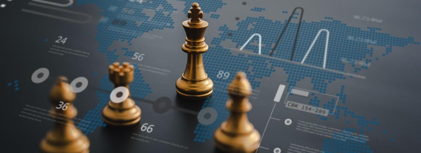 Pedine degli scacchi disposte su una mappa del mondo digitale, su cui sono sovrapposti grafici e statistiche.
