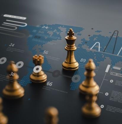 Pedine degli scacchi disposte su una mappa del mondo digitale, su cui sono sovrapposti grafici e statistiche.