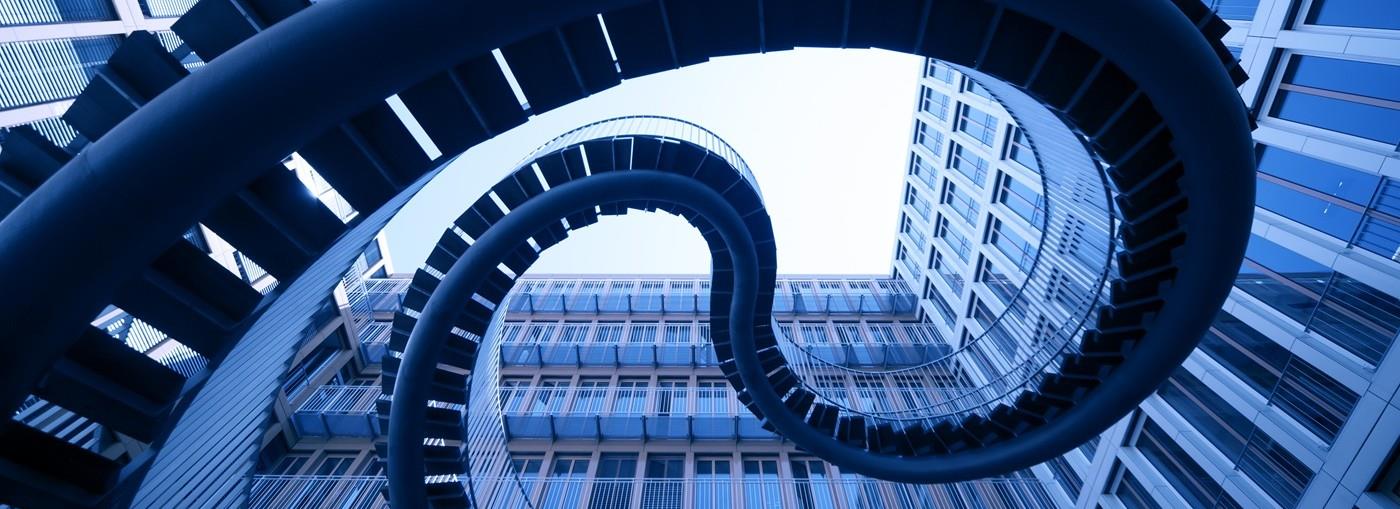 Spirale stiars davanti architettura moderna