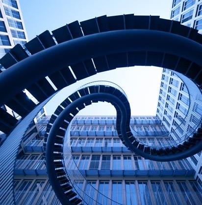 Spirale stiars davanti architettura moderna.