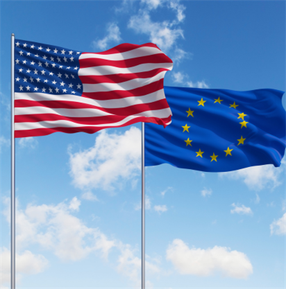 Le bandiere di Stati Uniti e Unione Europea, simbolo delle decisioni di Fed e BCE sui tassi di interesse.