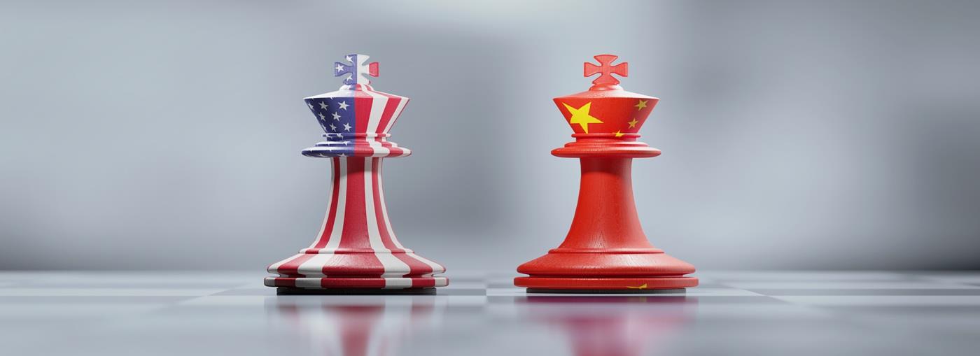 Due re degli scacchi, uno con la bandiera USA e l’altro con simboli cinesi, rappresentano la rivalità globale.