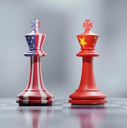 Due re degli scacchi, uno con la bandiera USA e l’altro con simboli cinesi, rappresentano la rivalità globale.