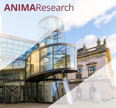 La facciata moderna in vetro dell'edificio si fonde con l'architettura classica sotto un cielo azzurro. Il testo recita: “ANIMA Research