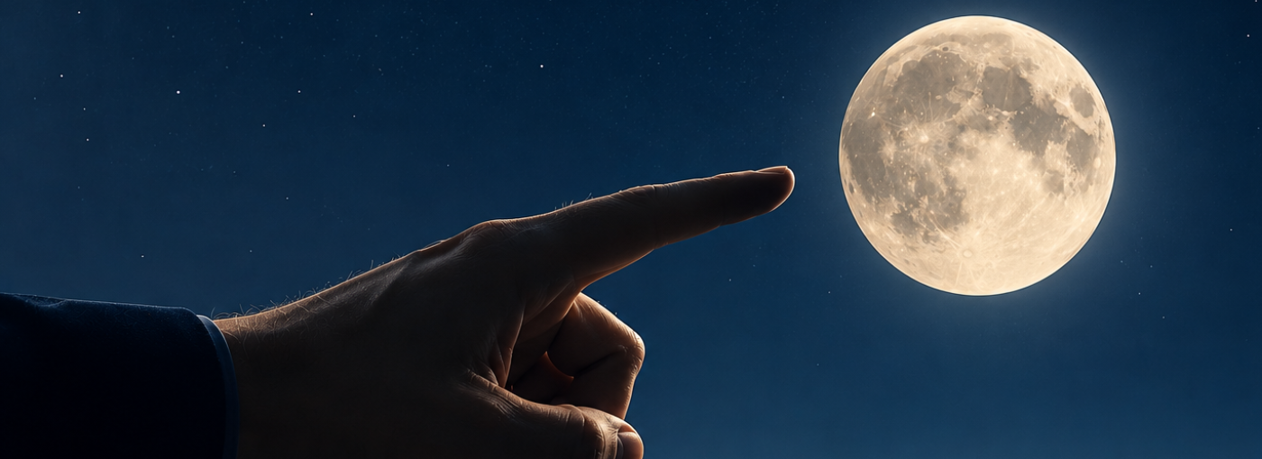 Una mano che si protende per toccare delicatamente una luminosa luna piena in un cielo notturno limpido, punteggiato da stelle