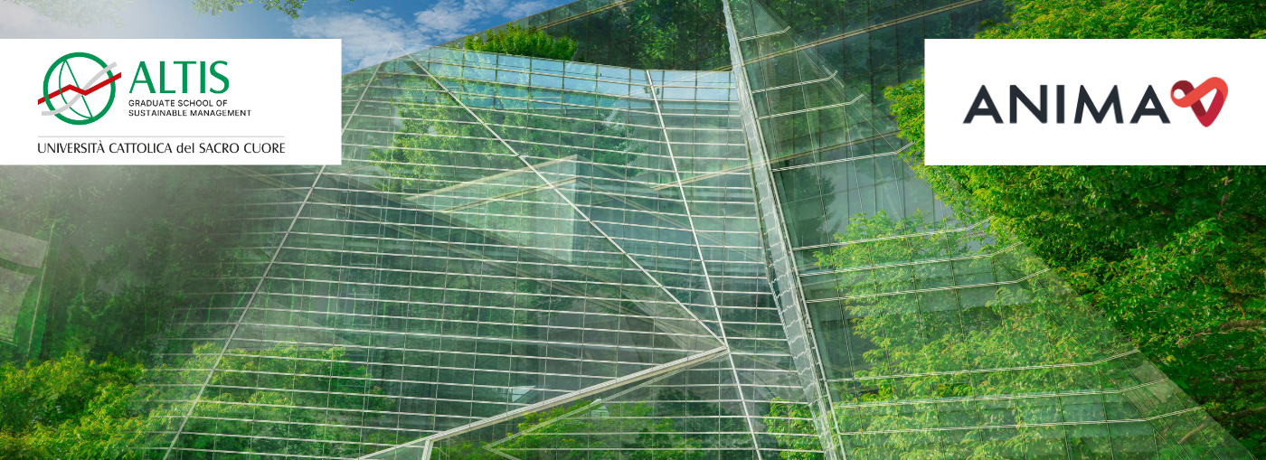 Loghi ALTIS e ANIMA su sfondo di edificio sostenibile in vetro e vegetazione.