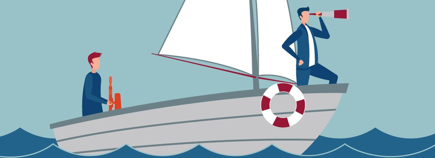 Due uomini su una barca a vela: uno scruta l'orizzonte con un binocolo, l'altro tiene in mano un oggetto di legno. Sulla fiancat