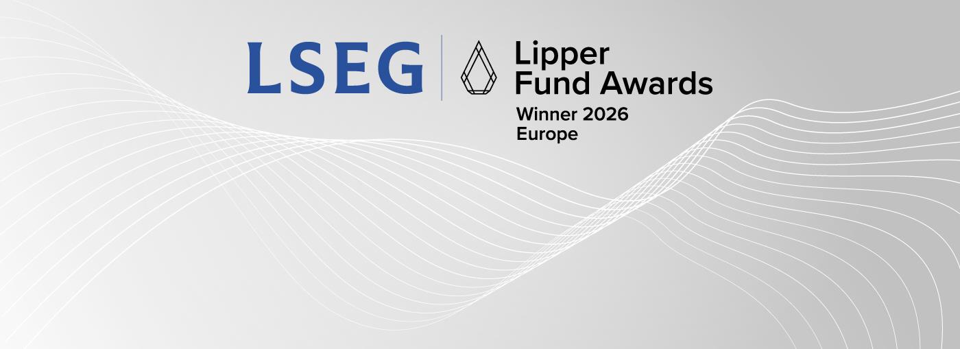 Logo dei vincitori dei premi LSEG e Lipper Fund Awards 2026 Europa su sfondo grigio con linee ondulate bianche.