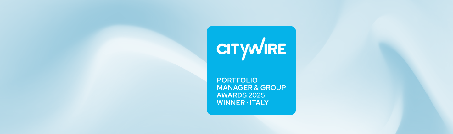 Il quadrato blu su sfondo azzurro riporta la scritta “Citywire Portfolio Manager & Group Awards 2025 Winner · Italy” (Vincitore del premio Citywire Portfolio Manager & Group Awards 2025 · Italia). Tono pacato e professionale.