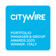 Quadrato blu brillante con testo bianco: “Citywire Portfolio Manager & Group Awards 2025 Vincitore · Italia”. Carattere audace e moderno su sfondo nero.