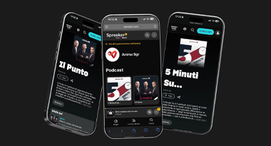 Tre smartphone mostrano sui propri schermi episodi di podcast in italiano, con i titoli “Il Punto” e “5 Minuti Su” e una grafica a tema economico.